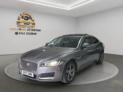 Usado Jaguar XF Portfolio 180 HP (132 kW) 2017 Cinzento Sedan