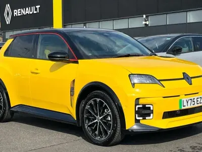 Used Renault R5 Iconic 110 kW (150 HP) 2025 Yellow/black  Hatchback