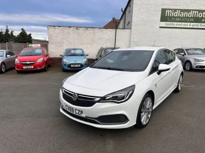 Used Vauxhall Astra SRi 150 HP (110 kW) 2019 White Hatchback
