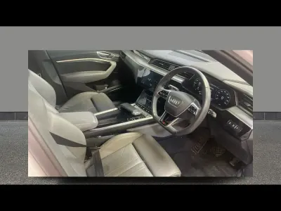 Usado Audi e-tron Black Edition 300 kW (408 CV) 2023 Blanco SUV