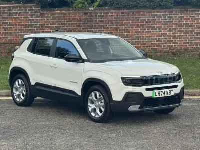Begagnad Jeep Avenger Altitude 114 kW (156 HK) 2024 Vit SUV