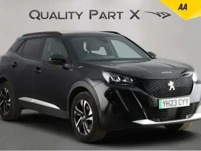Begagnad Peugeot e-2008 Allure+ 100 kW (136 HK) 2023 Svart SUV