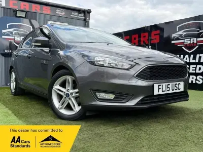 Begagnad Ford Focus Zetec 125 HK (91 kW) 2015 Grå Halvkombi