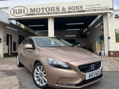 Gebraucht Volvo V40 SE Lux 150 PS (110 kW) 2013 Braun Kleinwagen