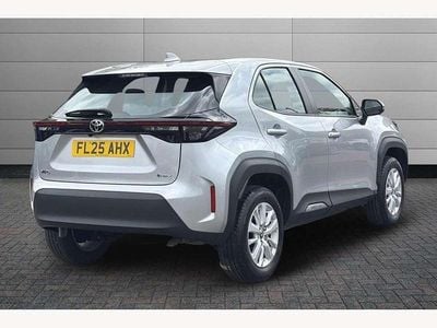 Usado Toyota Yaris Cross 116 HP (85 kW) 2025 Prateado SUV
