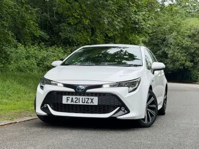 Used Toyota Corolla Design 122 HP (89 kW) 2021 White Hatchback