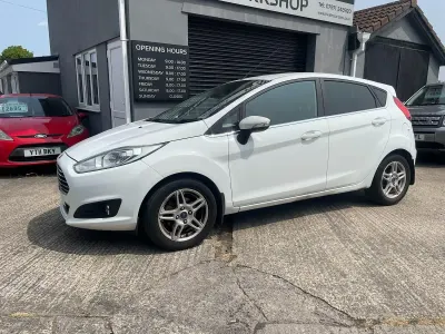 Used Ford Fiesta Zetec 82 HP (60 kW) 2013 White Hatchback