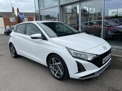 Used Hyundai i20 Premium 100 HP (73 kW) 2024 White Hatchback