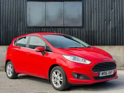 Usado Ford Fiesta Zetec 2016 Vermelho Citadino