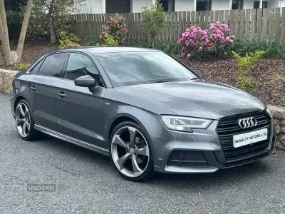 Usado Audi A3 Black Edition 150 HP (110 kW) 2017 Cinzento Sedan