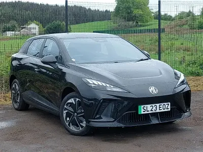 Usado MG MG4 EV SE 125 kW (170 HP) 2023 Preto Citadino
