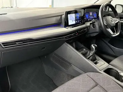 Second-hand VW Golf VIII Life 150 CP (110 kW) 2022 Alb Hatchback