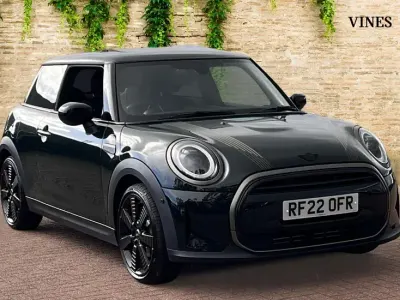 Begagnad Mini Cooper Hatch 134 HK (98 kW) 2022 Grön Halvkombi
