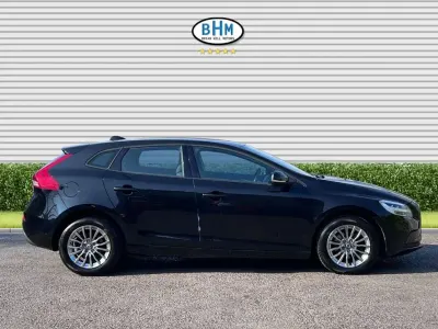 Used Volvo V40 Momentum 120 HP (88 kW) 2016 Onyx black metallic Hatchback