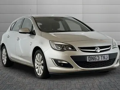 Used Vauxhall Astra 128 HP (94 kW) 2013 Sovereign silver Hatchback