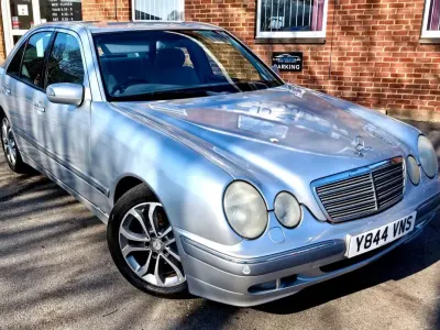 Usado Mercedes E240 Elegance 2001 Prateado Sedan