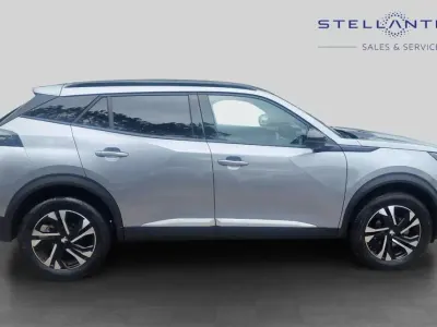 Usado Peugeot 2008 Allure+ 129 HP (94 kW) 2023 Cinzento SUV