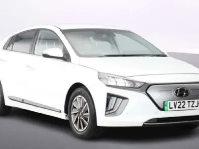 Begagnad Hyundai Ioniq Premium SE 100 kW (136 HK) 2021 Vit Halvkombi