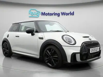 Usado Mini Cooper S Hatch 178 CV (130 kW) 2021 Plateado Utilitario