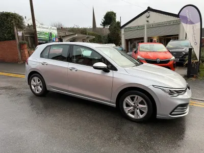 Second-hand VW Golf VIII Life 115 CP (84 kW) 2022 Argintiu Hatchback
