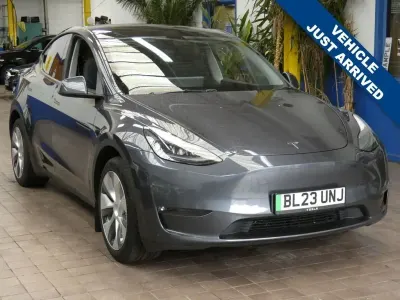 Begagnad Tesla Model Y Long Range AWD 282 kW (384 HK) 2023 Grå SUV