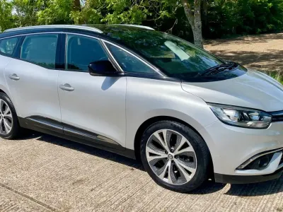 Usado Renault Grand Scénic IV Dynamique 110 HP (80 kW) 2017 Preto Monovolume