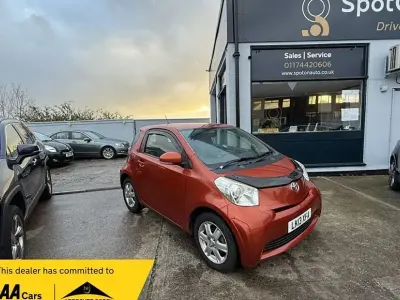 Usado Toyota iQ 68 HP (50 kW) 2013 Laranja Citadino