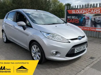 Usado Ford Fiesta Zetec 82 HP (60 kW) 2009 Prateado Citadino