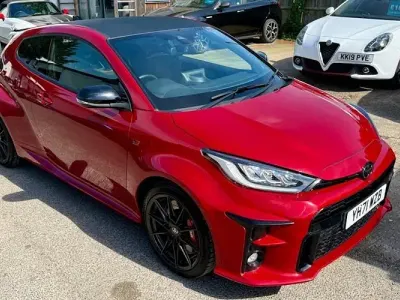 Begagnad Toyota Yaris 272 HK (200 kW) 2021 Röd Halvkombi