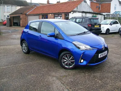 Używany Toyota Yaris 111 KM (81 kW) 2018 Niebieski Hatchback
