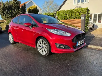 Usado Ford Fiesta Zetec 125 HP (91 kW) 2015 Vermelho Citadino