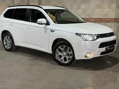 Used Mitsubishi Outlander P-HEV 2015 White Estate