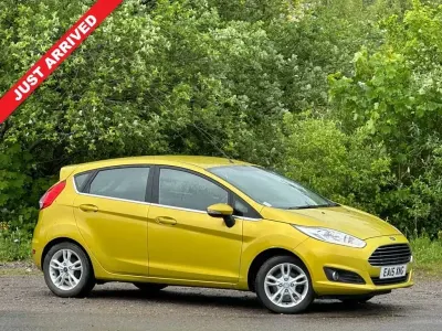 Begagnad Ford Fiesta Zetec 80 HK (58 kW) 2015 Gul Halvkombi