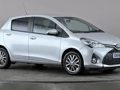 Usado Toyota Yaris 99 HP (72 kW) 2016 Prateado Citadino