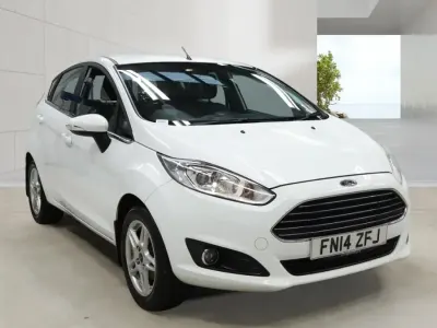 Usado Ford Fiesta Zetec 82 HP (60 kW) 2014 Branco Citadino