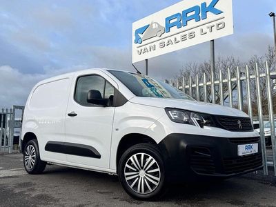 Begagnad Peugeot Partner Premium 2023 Vit Minibuss