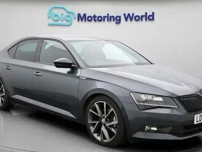 Usado Skoda Superb SportLine 150 CV (110 kW) 2018 Gris Utilitario