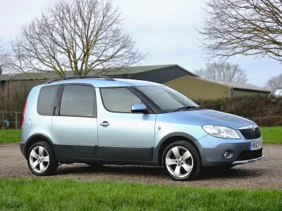 Usado Skoda Roomster 105 HP (77 kW) 2013 Azul Monovolume