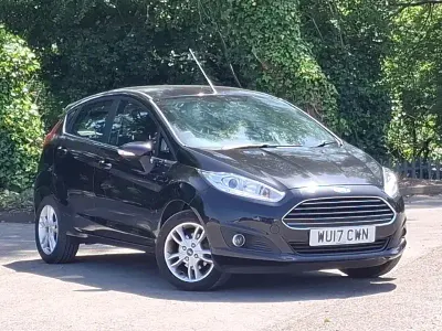 Usado Ford Fiesta Zetec 100 CV (73 kW) 2017 Negro Utilitario