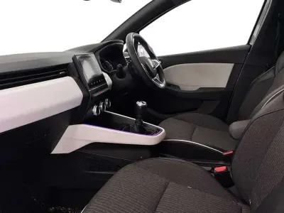 Usado Renault Clio V Techno 90 HP (66 kW) 2023 Cinzento Citadino