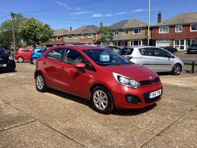 Usado Kia Rio Air 84 CV (61 kW) 2014 Rojo Utilitario