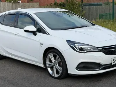 Used Vauxhall Astra SRi 110 HP (80 kW) 2017 White Hatchback