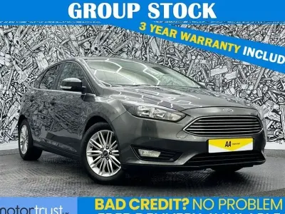 Usado Ford Focus Zetec 125 HP (91 kW) 2017 Cinzento Citadino