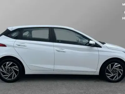 Gebraucht Hyundai i20 Advanced 100 PS (73 kW) 2025 Weiß Kleinwagen