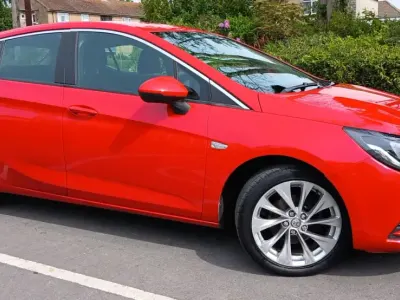 Używany Vauxhall Astra Design Edition 100 KM (73 kW) 2016 Czerwony Hatchback