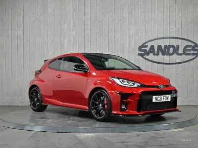 Begagnad Toyota Yaris 272 HK (200 kW) 2021 Röd Halvkombi