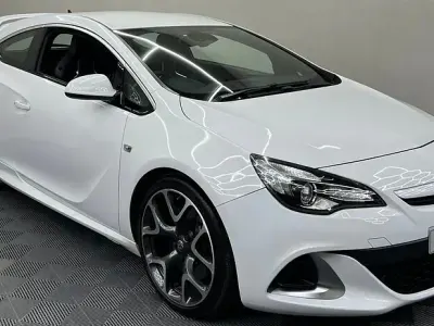 Used Vauxhall Astra GTC 280 HP (205 kW) 2015 White Hatchback