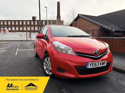 Used Toyota Yaris 101 HP (74 kW) 2013 Red Hatchback