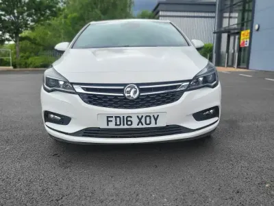 Used Vauxhall Astra SRi 136 HP (100 kW) 2016 White Hatchback