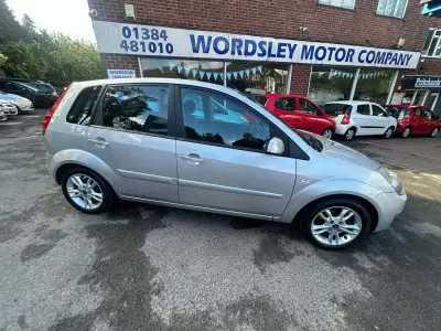 Usado Ford Fiesta Zetec 80 CV (58 kW) 2007 Plateado Utilitario